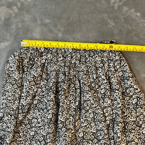Club Monaco Black and White Floral Mini Skirt

#1270 - Picture 2 of 5